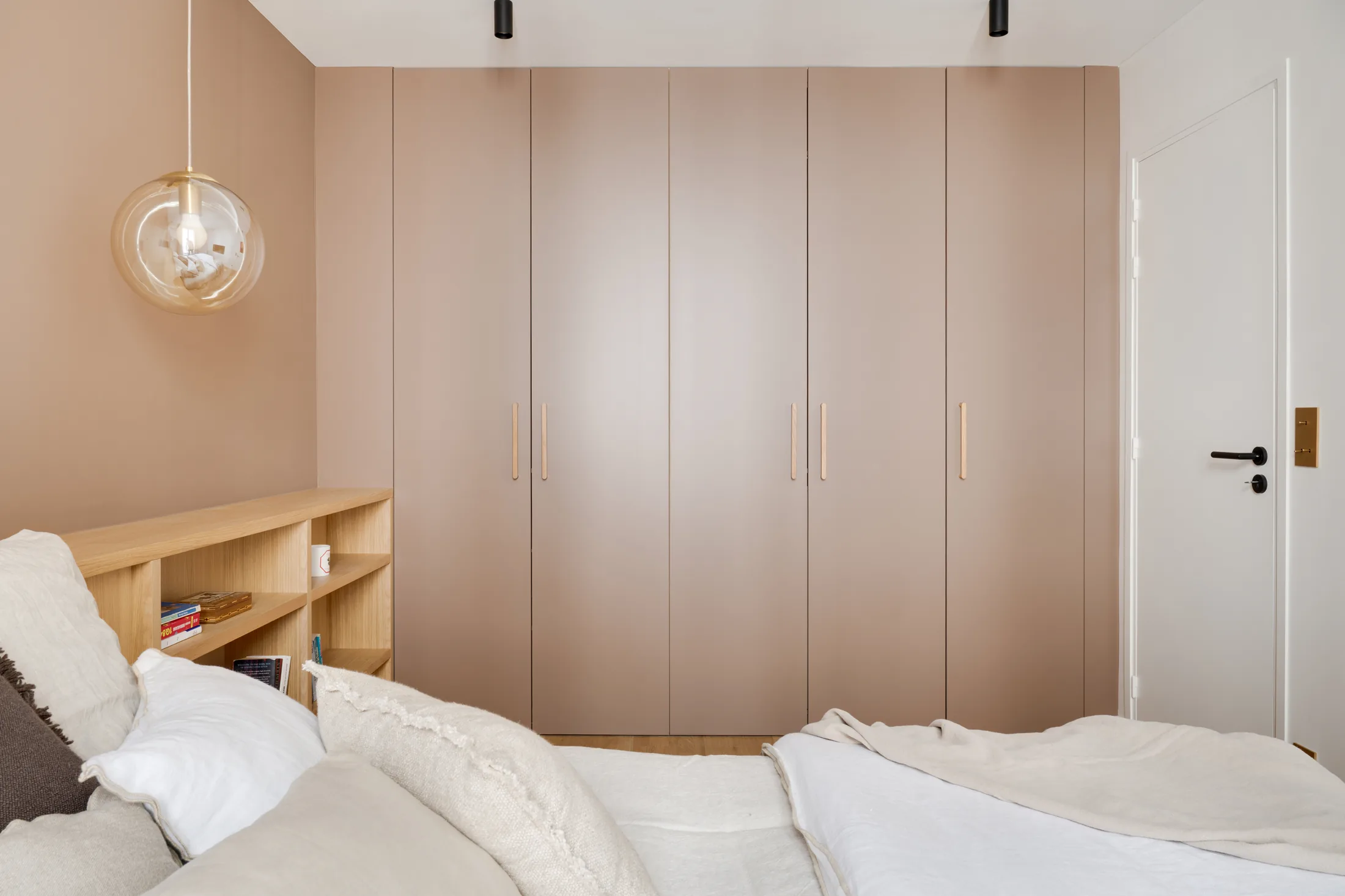 Chambre d'un appartement parisien — photographie d'architecture d'intérieur, Solaris Studio