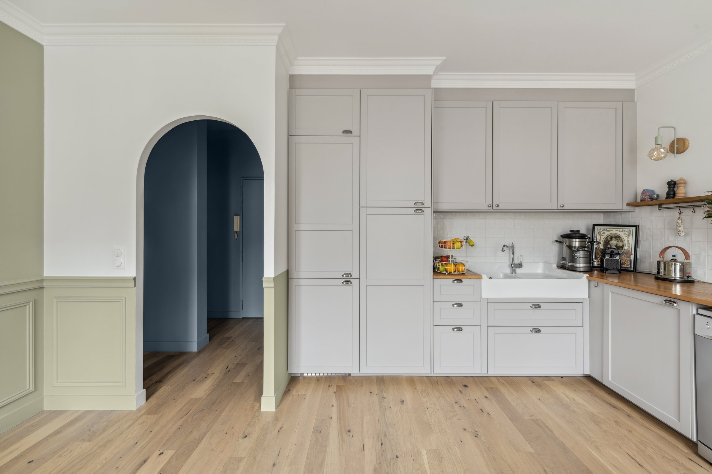 Cuisine avec arche et meubles gris — Projet Saint-Meurice — Solaris Studio